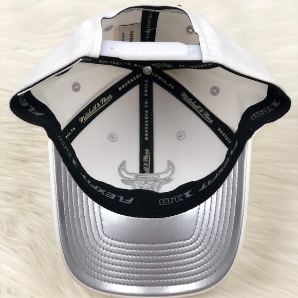 Chicago Bulls Mitchell & Ness NBA Chrome Brim Hat - Picture 4 of 8